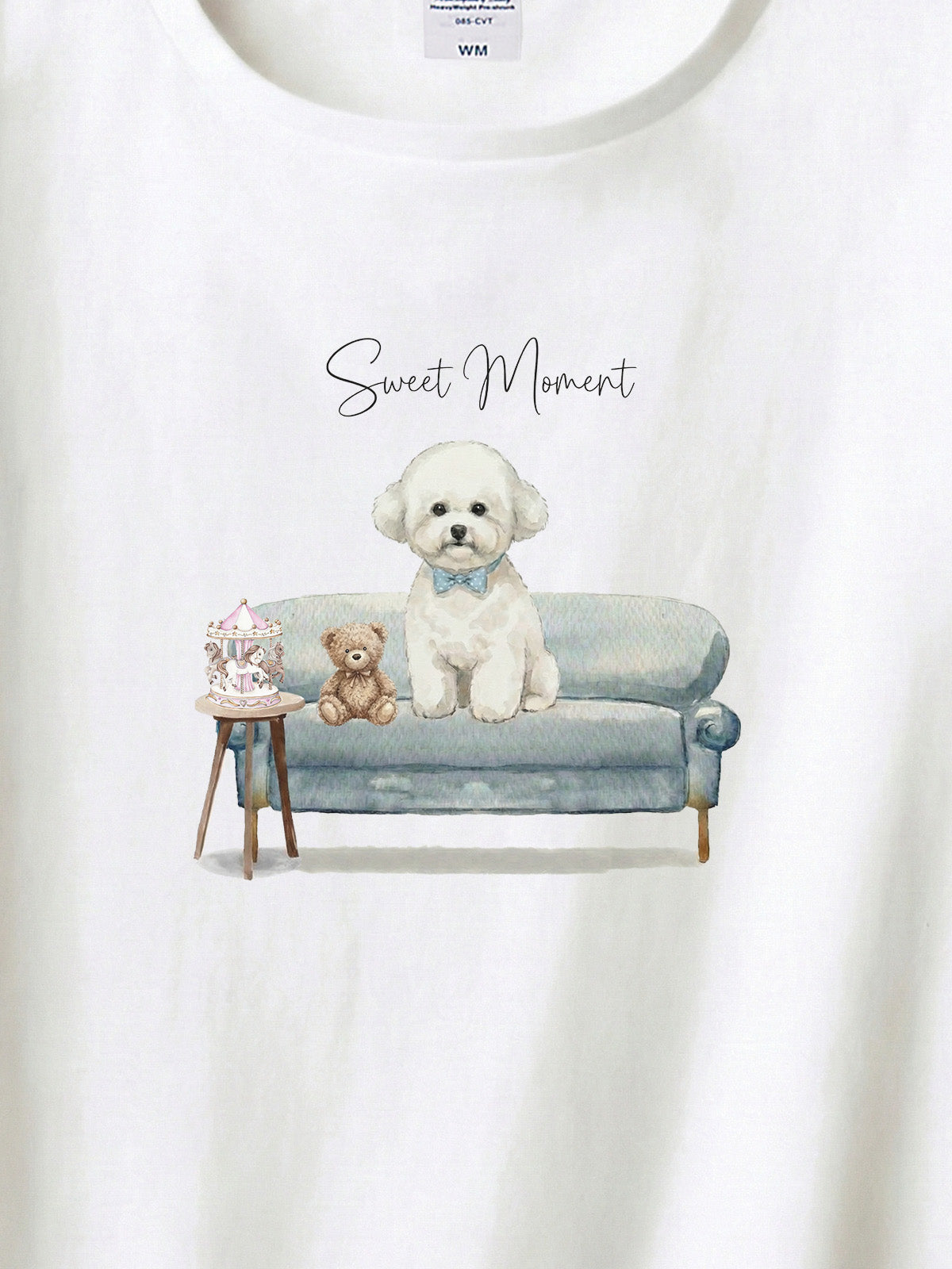 ビションフリーゼ（テディベアカット）がプリントされた「ソファーで遊ぶ犬」Tシャツ（アップ）