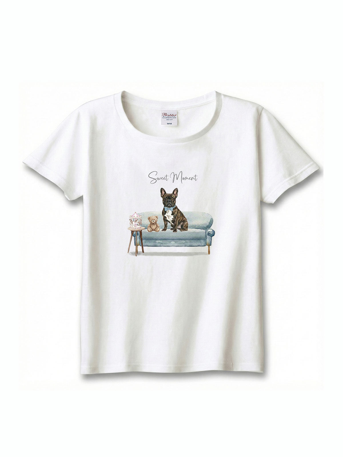 フレンチブルドッグ（ブリンドル）がプリントされた「ソファーで遊ぶ犬」Tシャツ