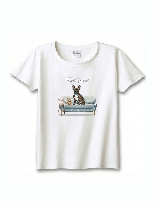 フレンチブルドッグ（ブリンドル）がプリントされた「ソファーで遊ぶ犬」Tシャツ