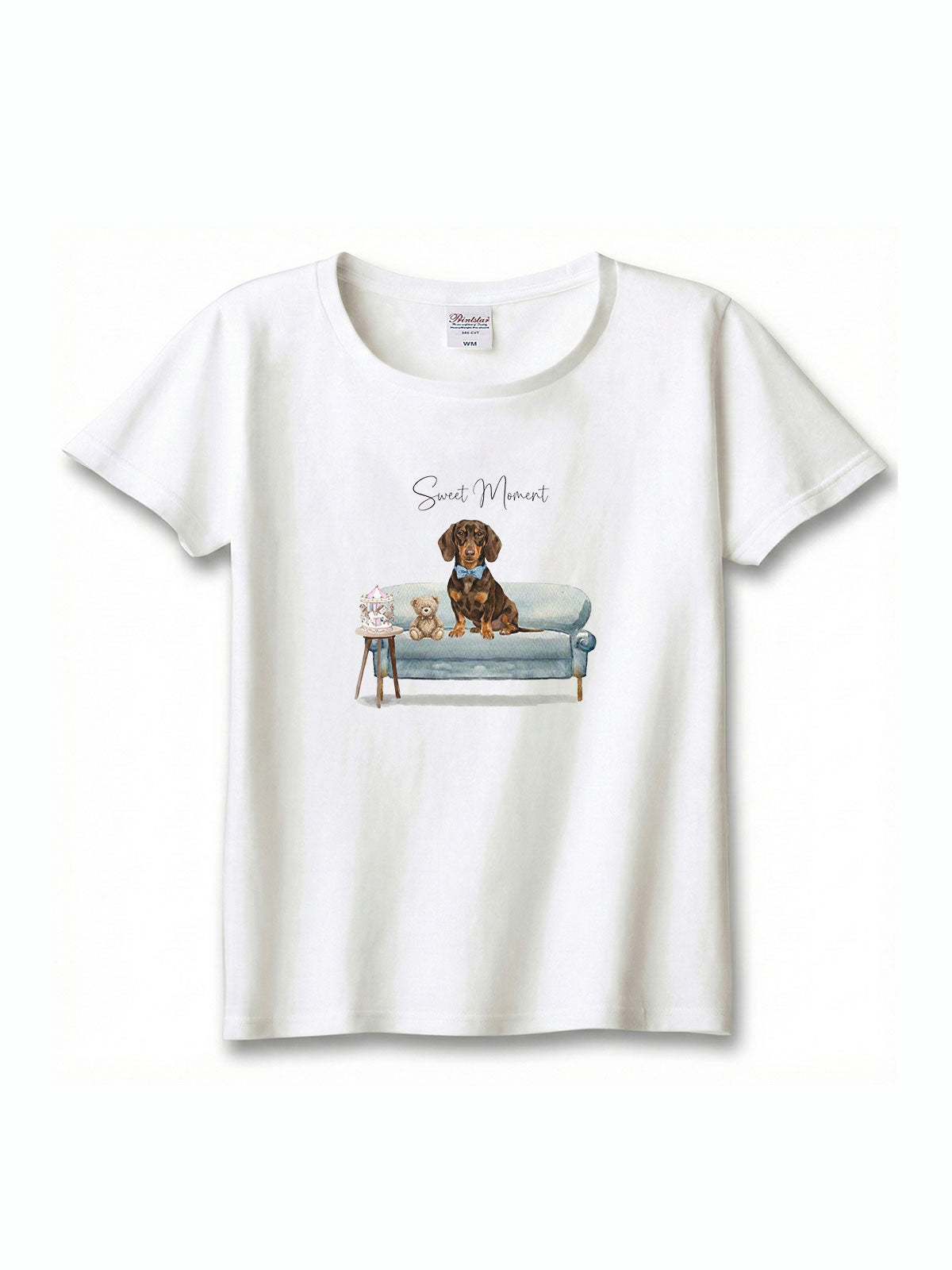 ミニチュアダックスフンド（チョコタン）がプリントされた「ソファーで遊ぶ犬」Tシャツ