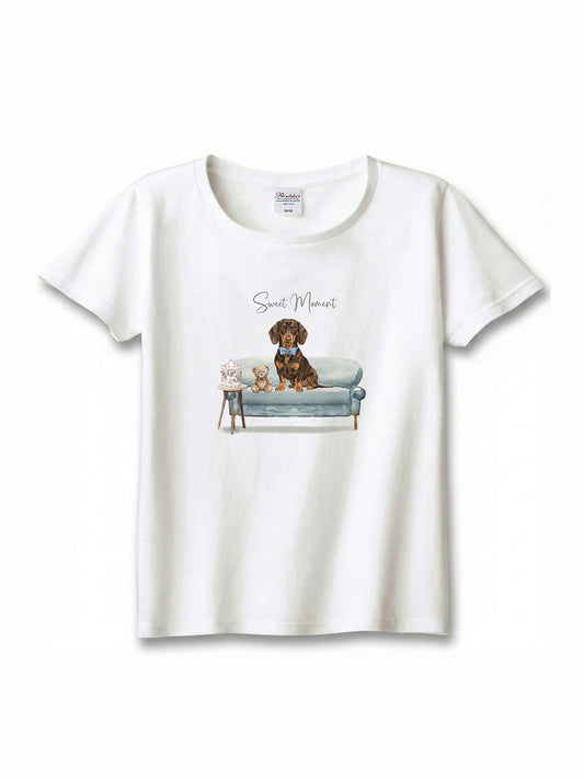 ミニチュアダックスフンド（チョコタン）がプリントされた「ソファーで遊ぶ犬」Tシャツ
