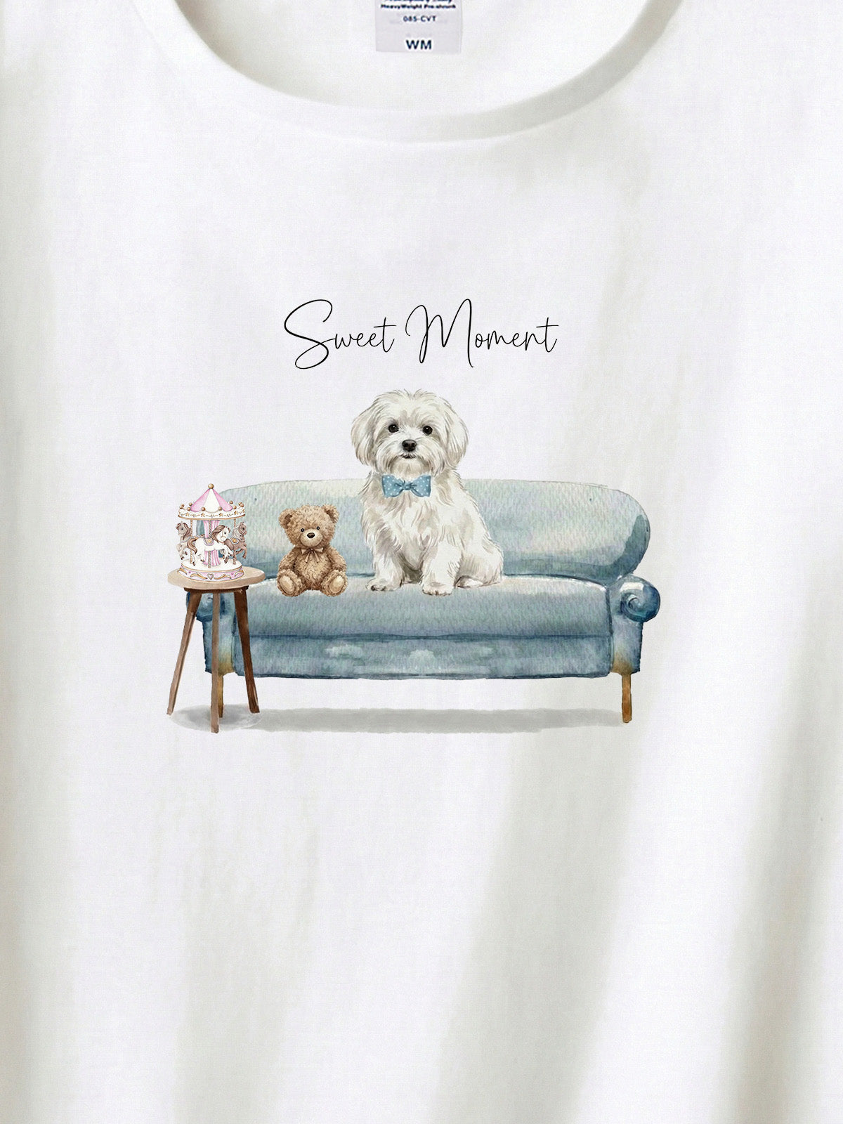 マルチーズ（ホワイト）がプリントされた「ソファーで遊ぶ犬」Tシャツ（アップ）