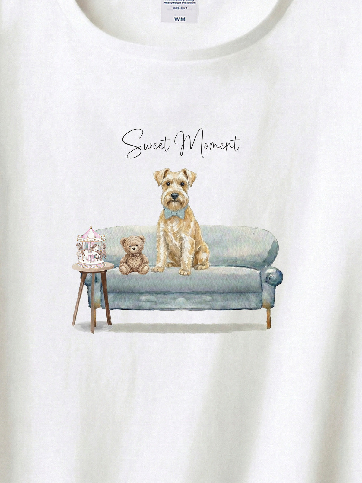 ミニチュアシュナウザー（ウィートン）がプリントされた「ソファーで遊ぶ犬」Tシャツ（アップ）