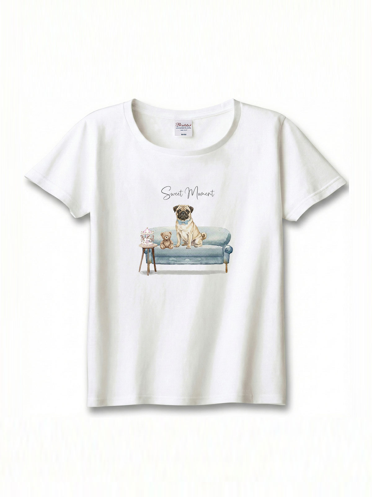 パグ（フォーン）がプリントされた「ソファーで遊ぶ犬」Tシャツ