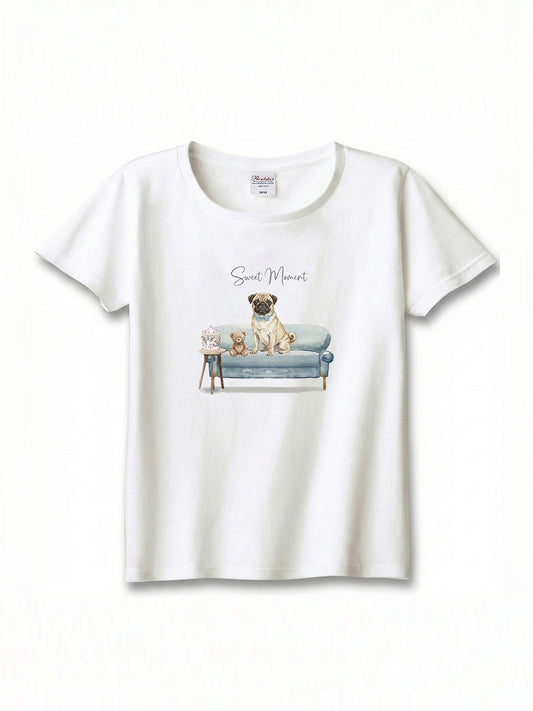 パグ（フォーン）がプリントされた「ソファーで遊ぶ犬」Tシャツ