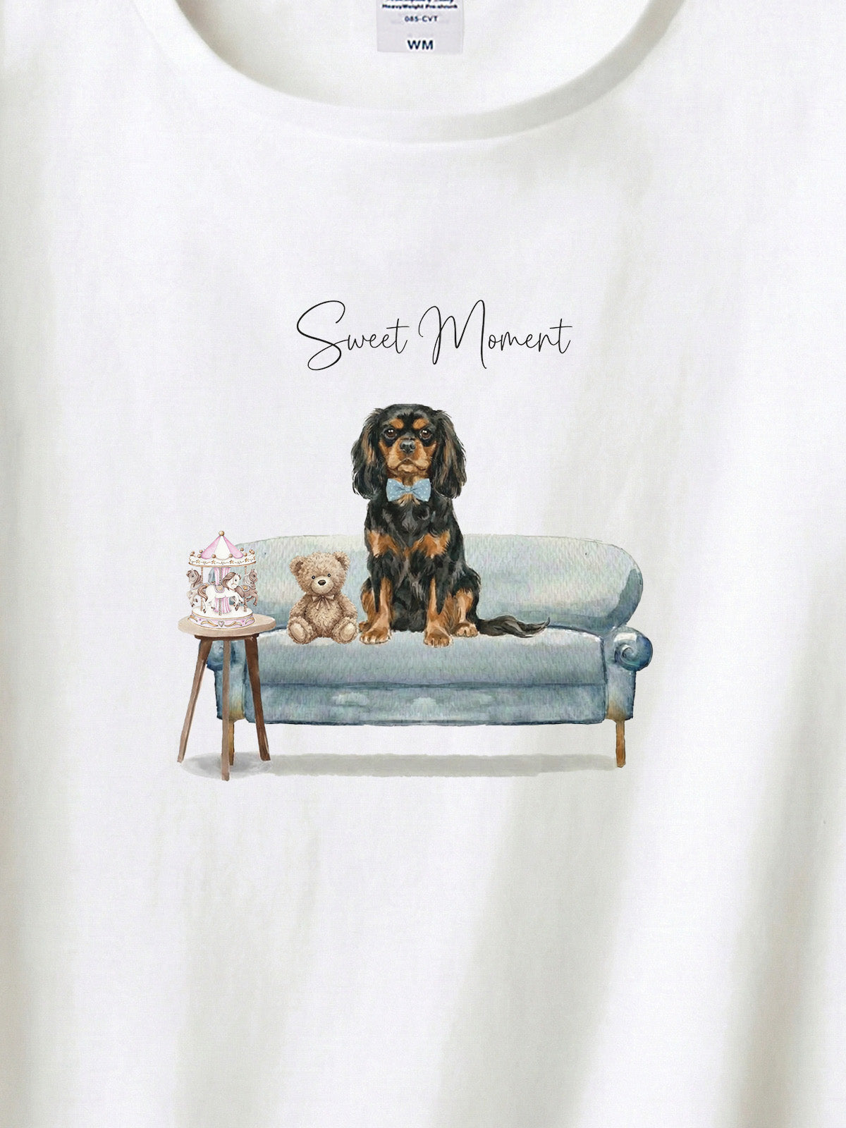 キャバリア（ブラックタン）がプリントされた「ソファーで遊ぶ犬」Tシャツ（アップ）