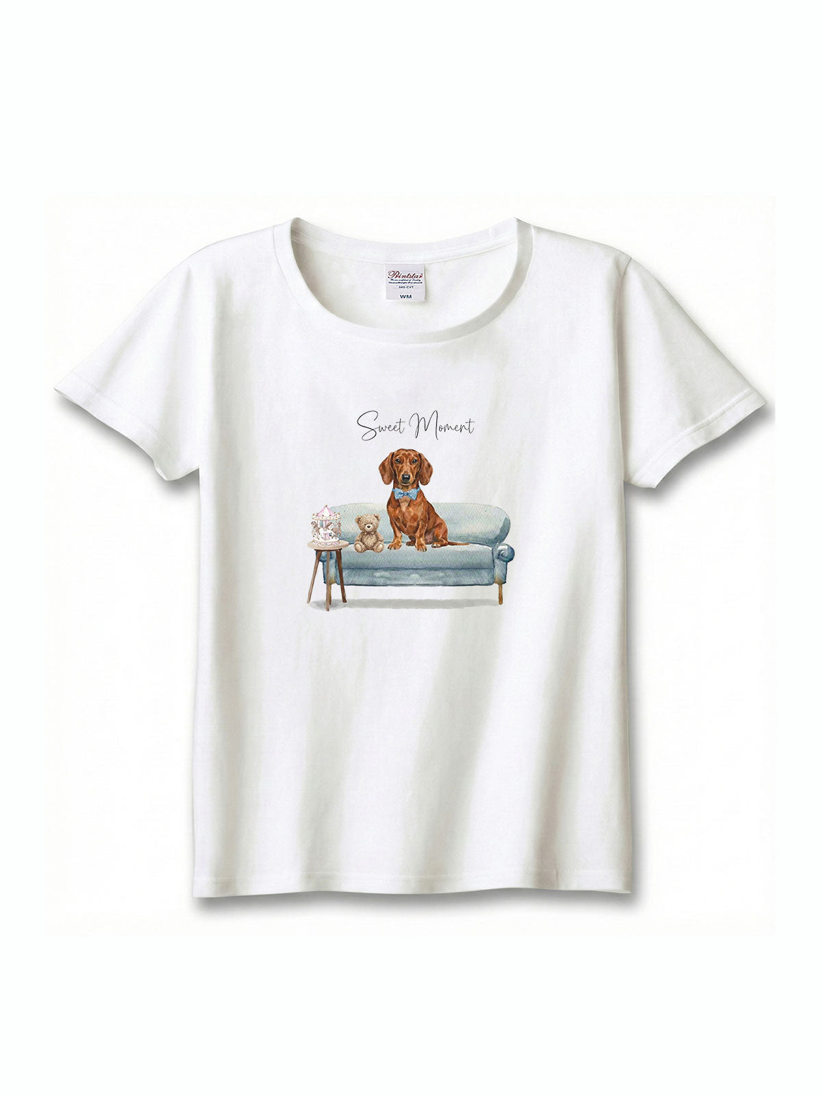 ミニチュアダックスフンド（レッド）がプリントされた「ソファーで遊ぶ犬」Tシャツ