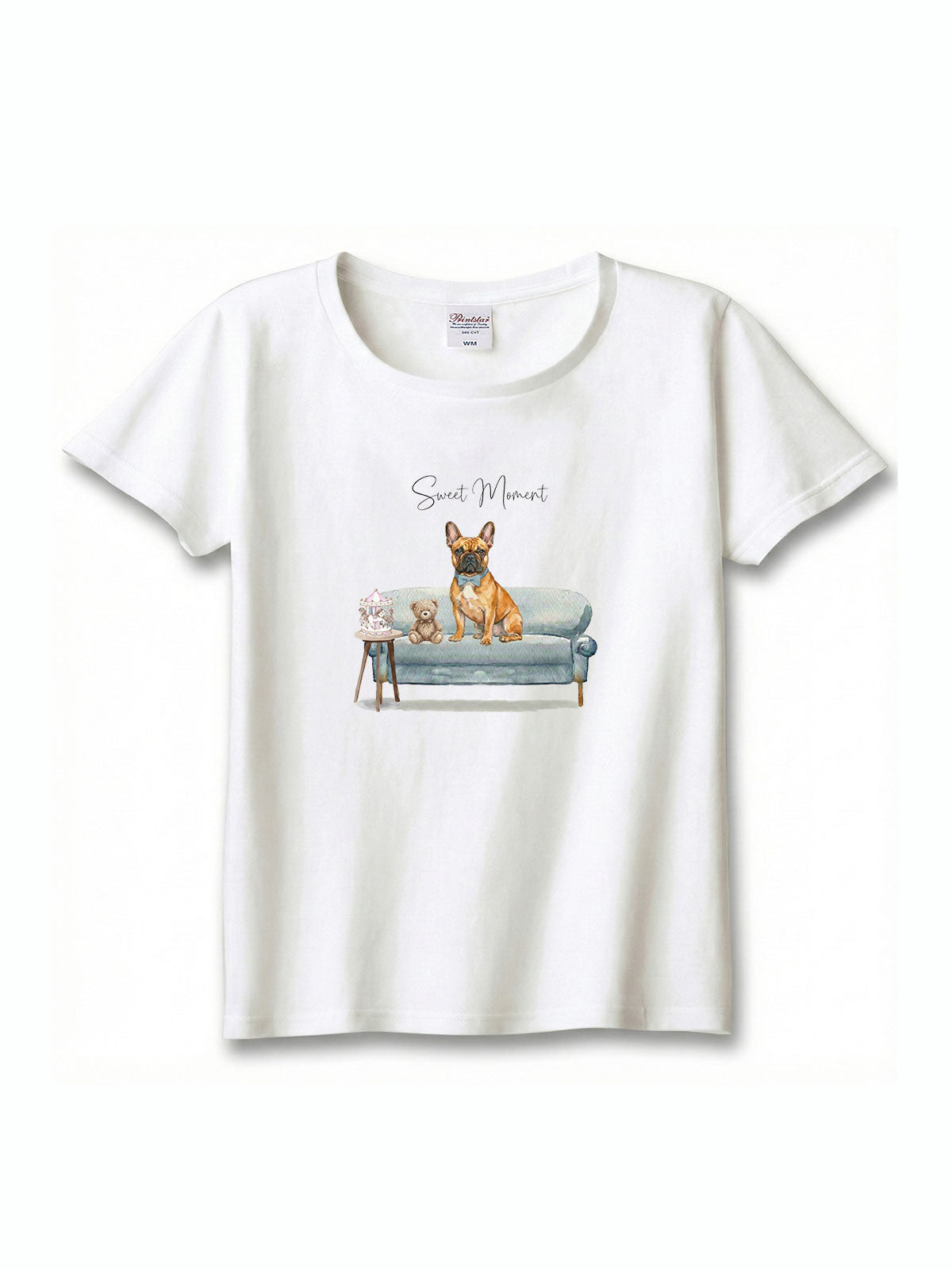 フレンチブルドッグ（フォーン）がプリントされた「ソファーで遊ぶ犬」Tシャツ