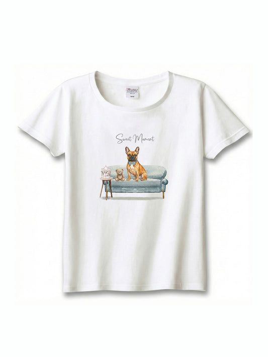 フレンチブルドッグ（フォーン）がプリントされた「ソファーで遊ぶ犬」Tシャツ