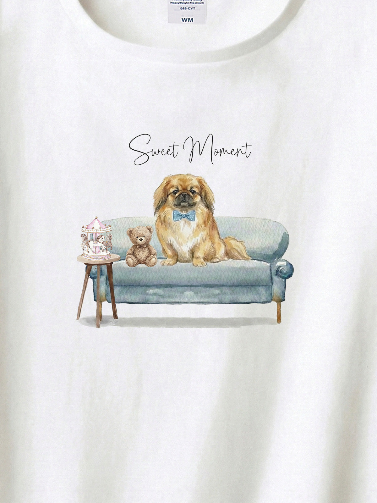 ペキニーズ（フォーン）がプリントされた「ソファーで遊ぶ犬」Tシャツ（アップ）