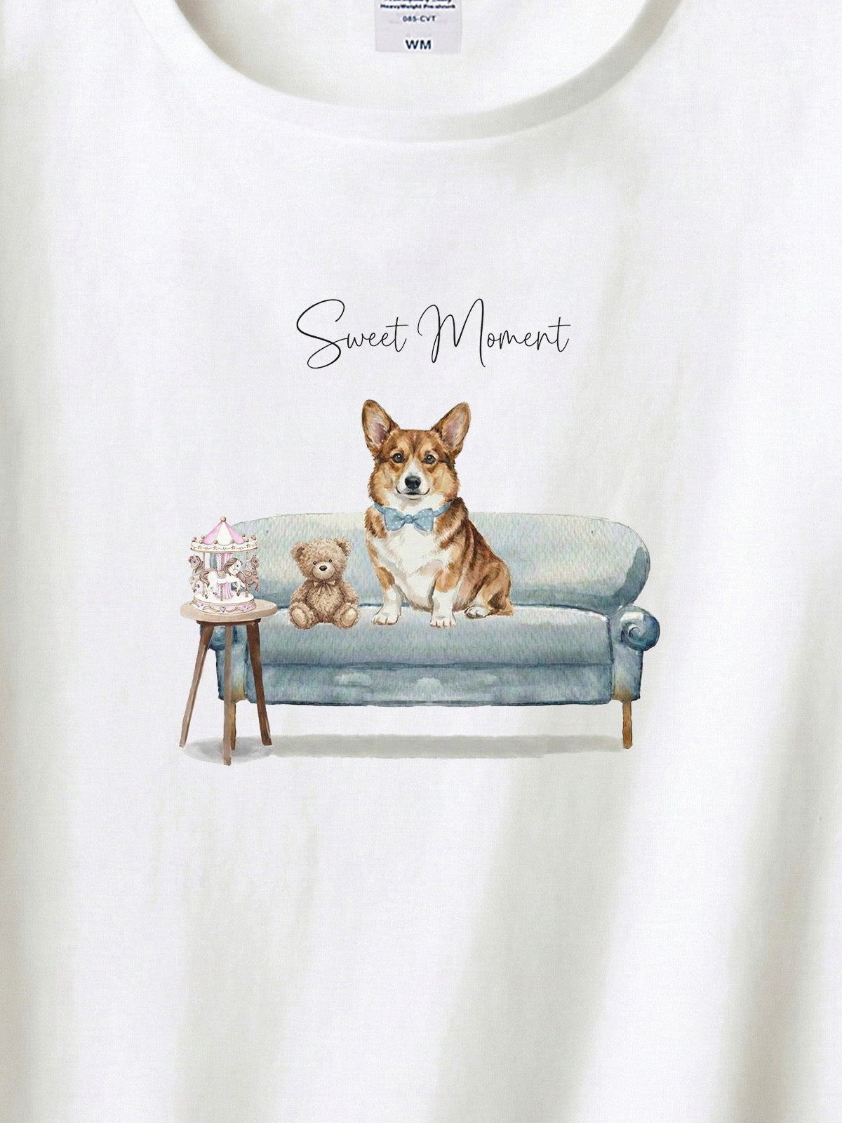 コーギー（セーブル）がプリントされた「ソファーで遊ぶ犬」Tシャツ（アップ）