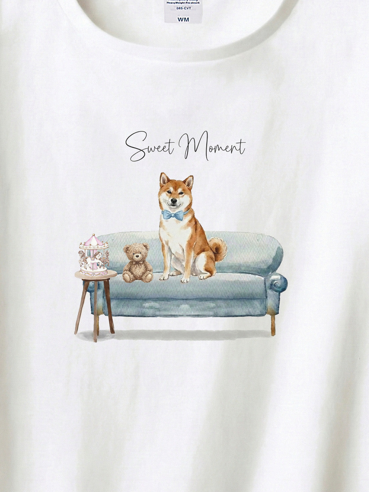 柴犬（赤柴）がプリントされた「ソファーで遊ぶ犬」Tシャツ（アップ）