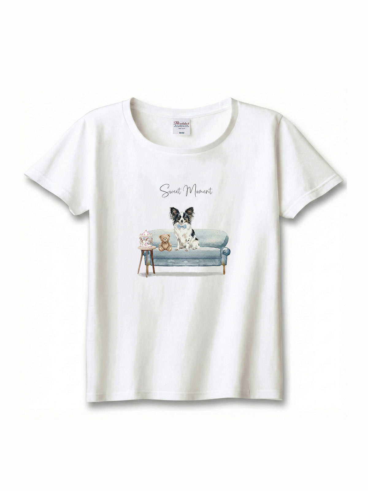 パピヨン（ホワイト＆ブラック）がプリントされた「ソファーで遊ぶ犬」Tシャツ