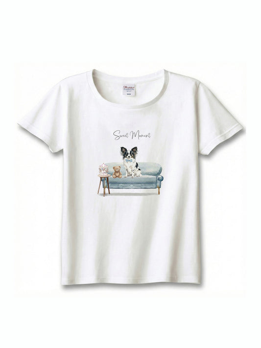 パピヨン（ホワイト＆ブラック）がプリントされた「ソファーで遊ぶ犬」Tシャツ