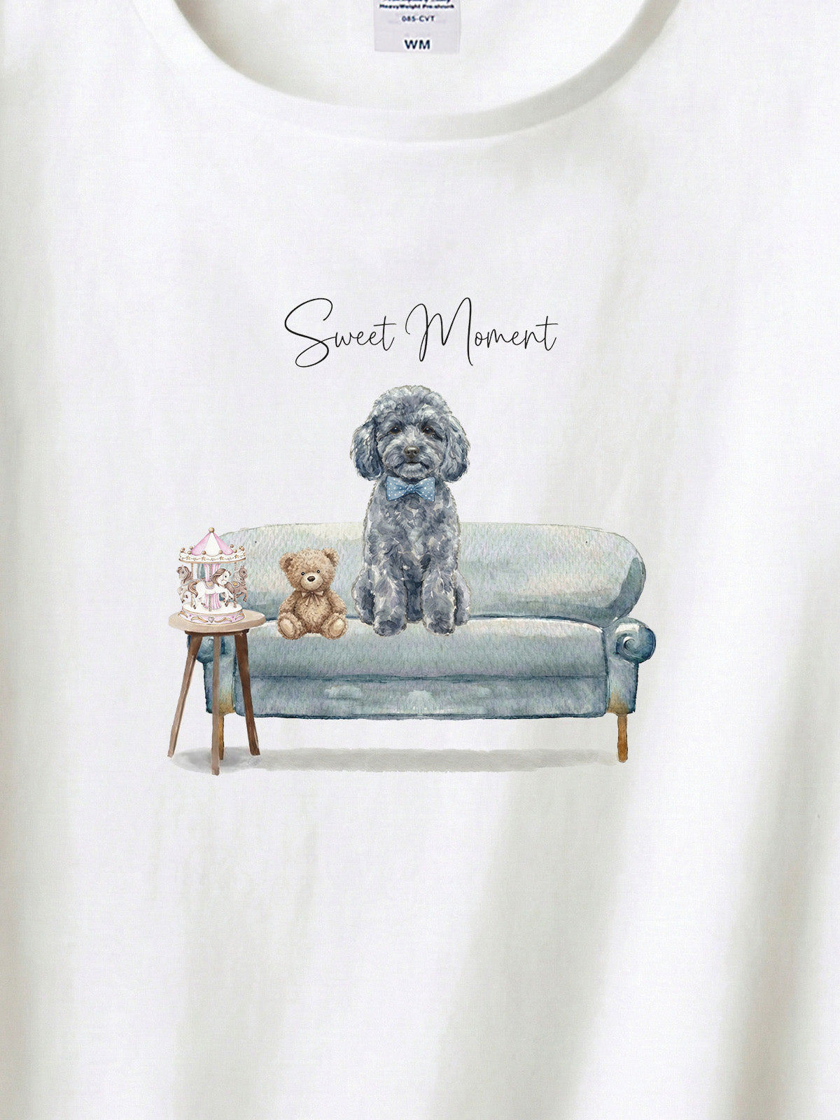 トイプードル（シルバー）がプリントされた「ソファーで遊ぶ犬」Tシャツ（アップ）