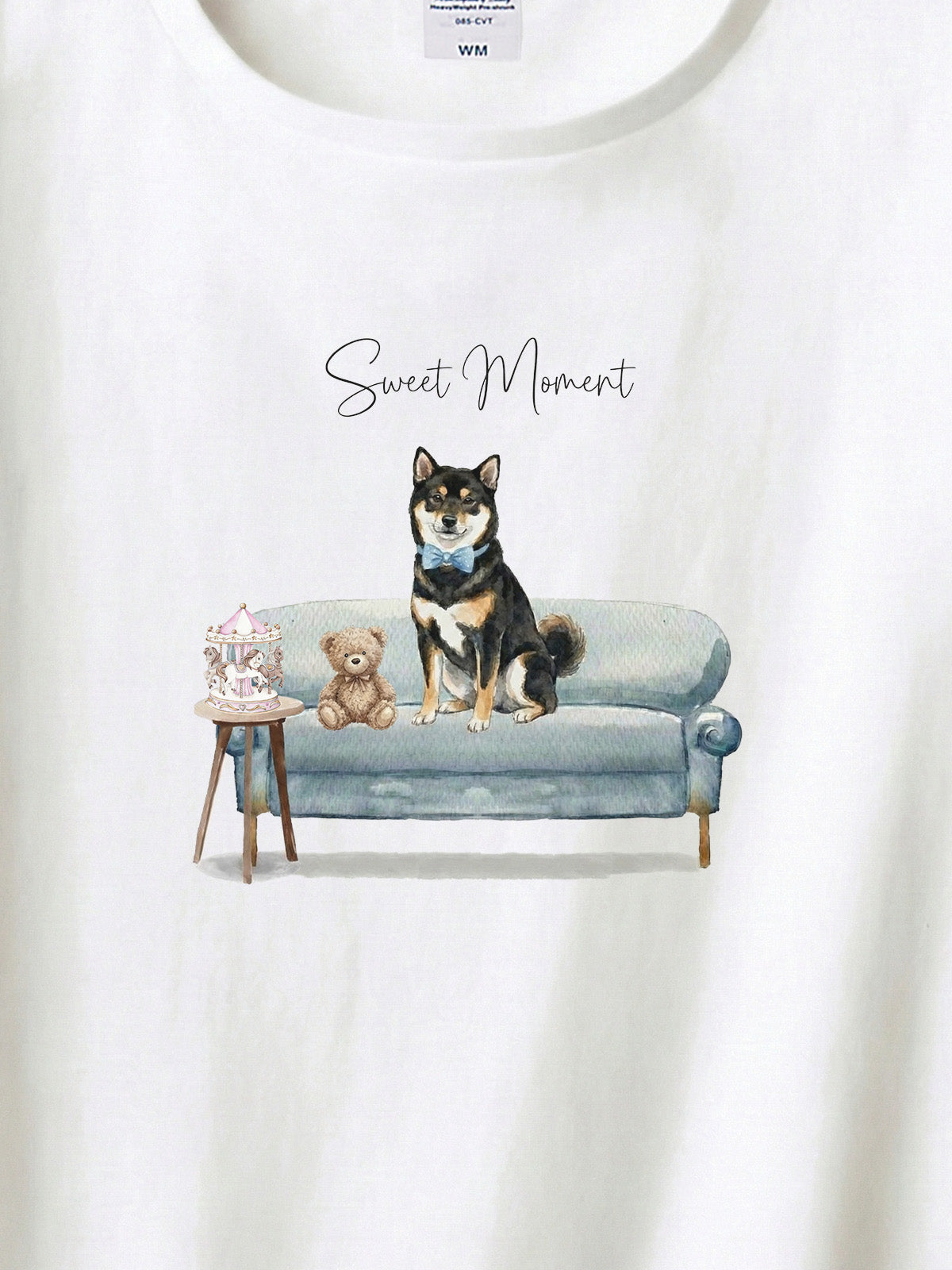 柴犬（黒柴）がプリントされた「ソファーで遊ぶ犬」Tシャツ（アップ）