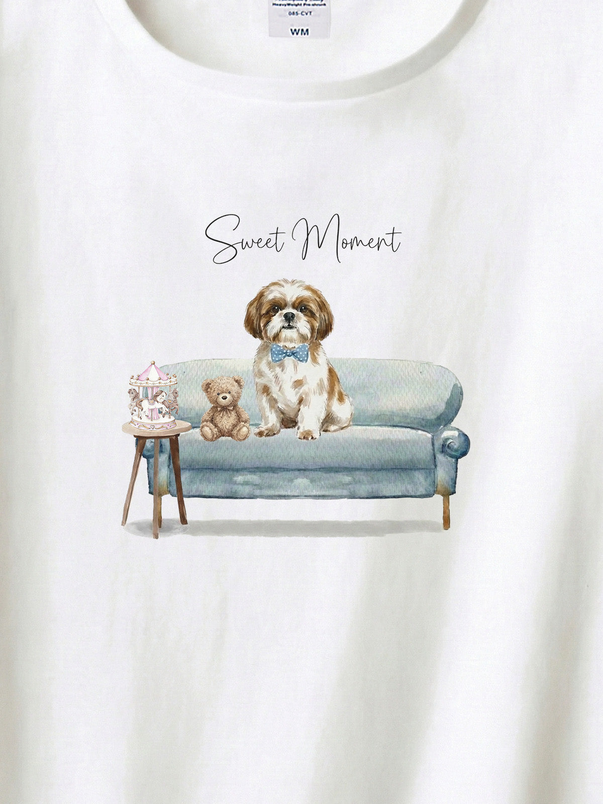 シーズー（ホワイト＆ゴールド）がプリントされた「ソファーで遊ぶ犬」Tシャツ（アップ）