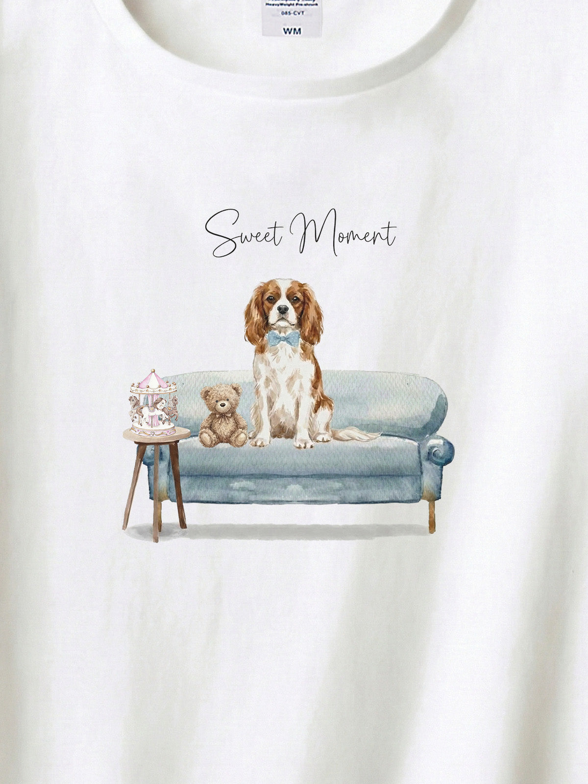 キャバリア（ブレンハイム）がプリントされた「ソファーで遊ぶ犬」Tシャツ（アップ）