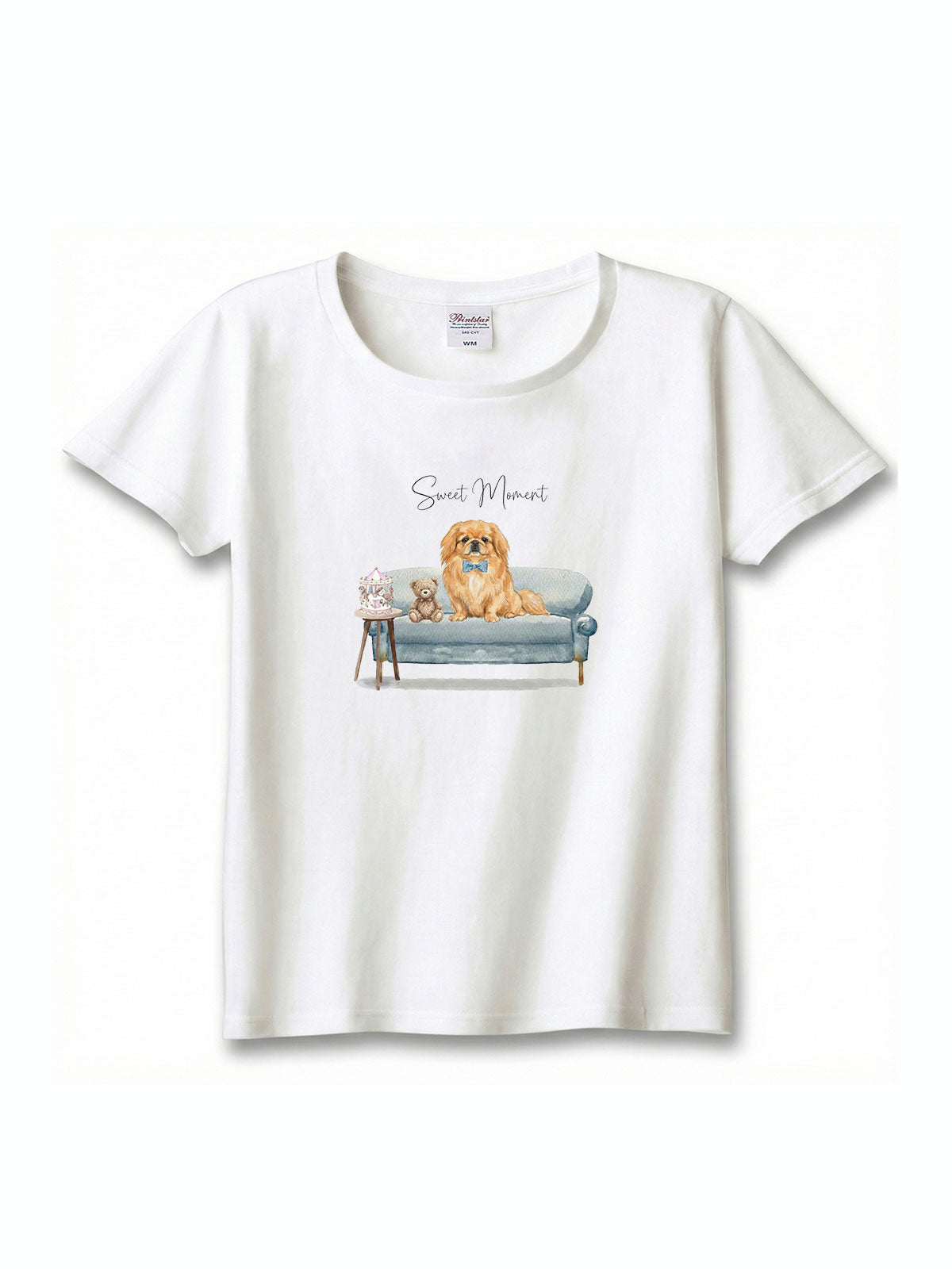 ペキニーズ（レッド）がプリントされた「ソファーで遊ぶ犬」Tシャツ