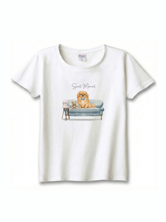 ペキニーズ（レッド）がプリントされた「ソファーで遊ぶ犬」Tシャツ