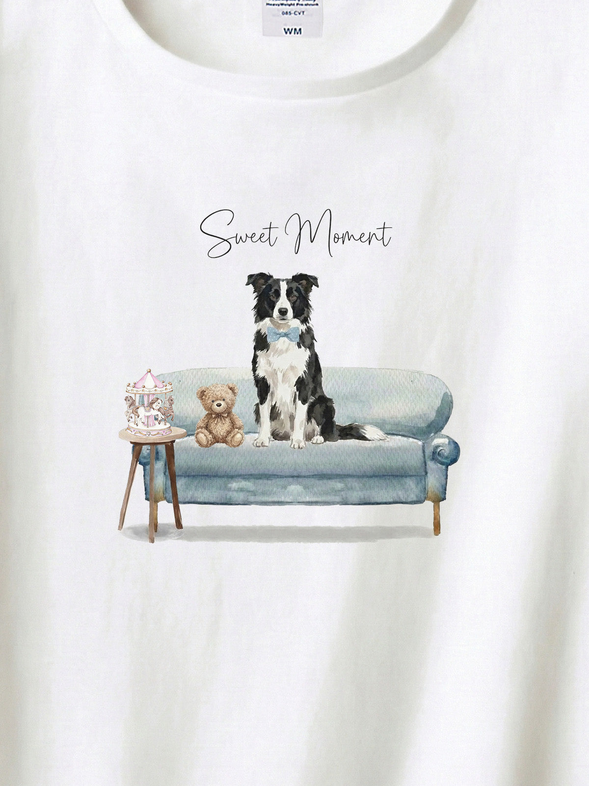 ボーダーコリー（ブラック＆ホワイト）がプリントされた「ソファーで遊ぶ犬」Tシャツ（アップ）