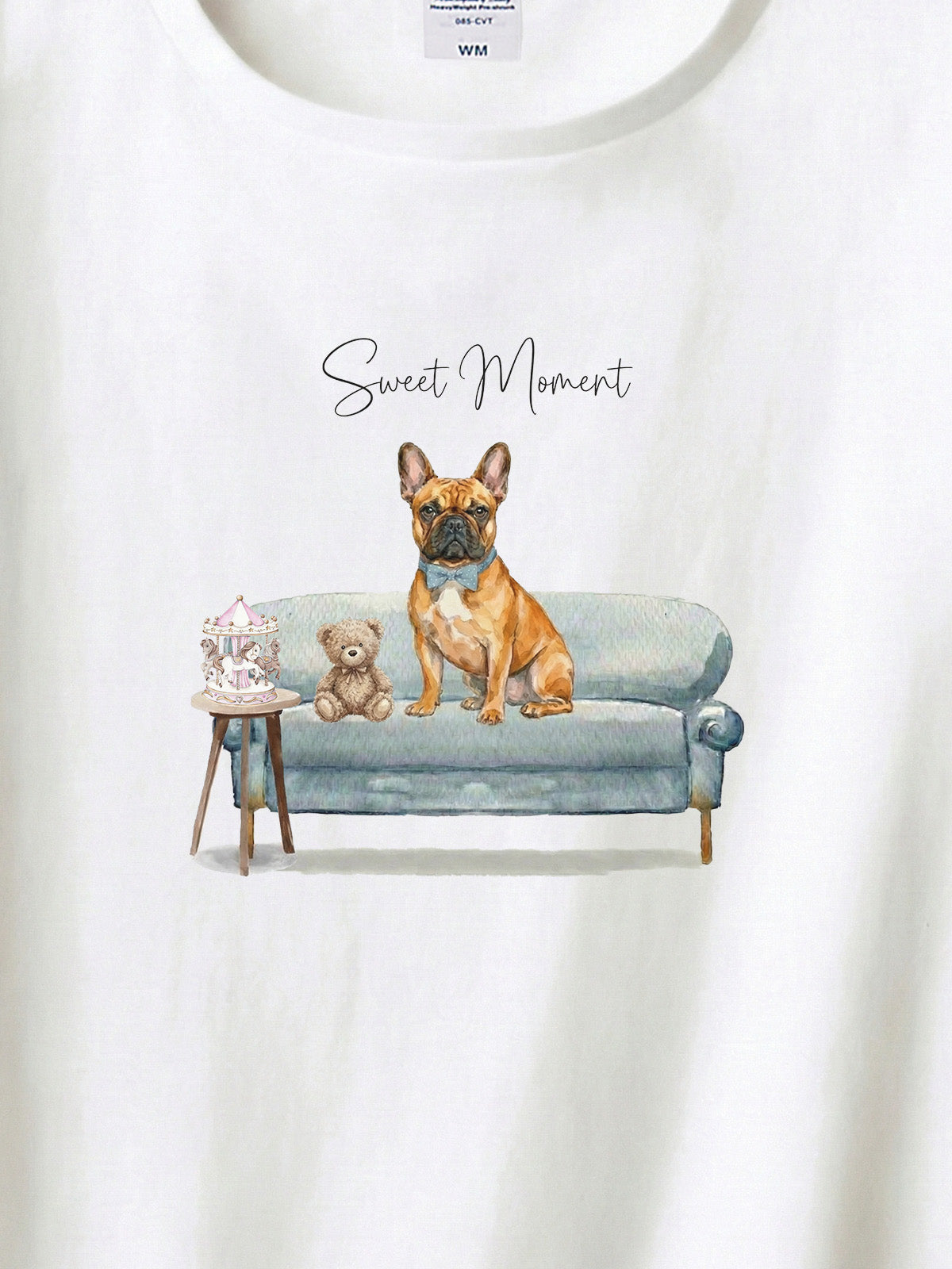 フレンチブルドッグ（フォーン）がプリントされた「ソファーで遊ぶ犬」Tシャツ（アップ）