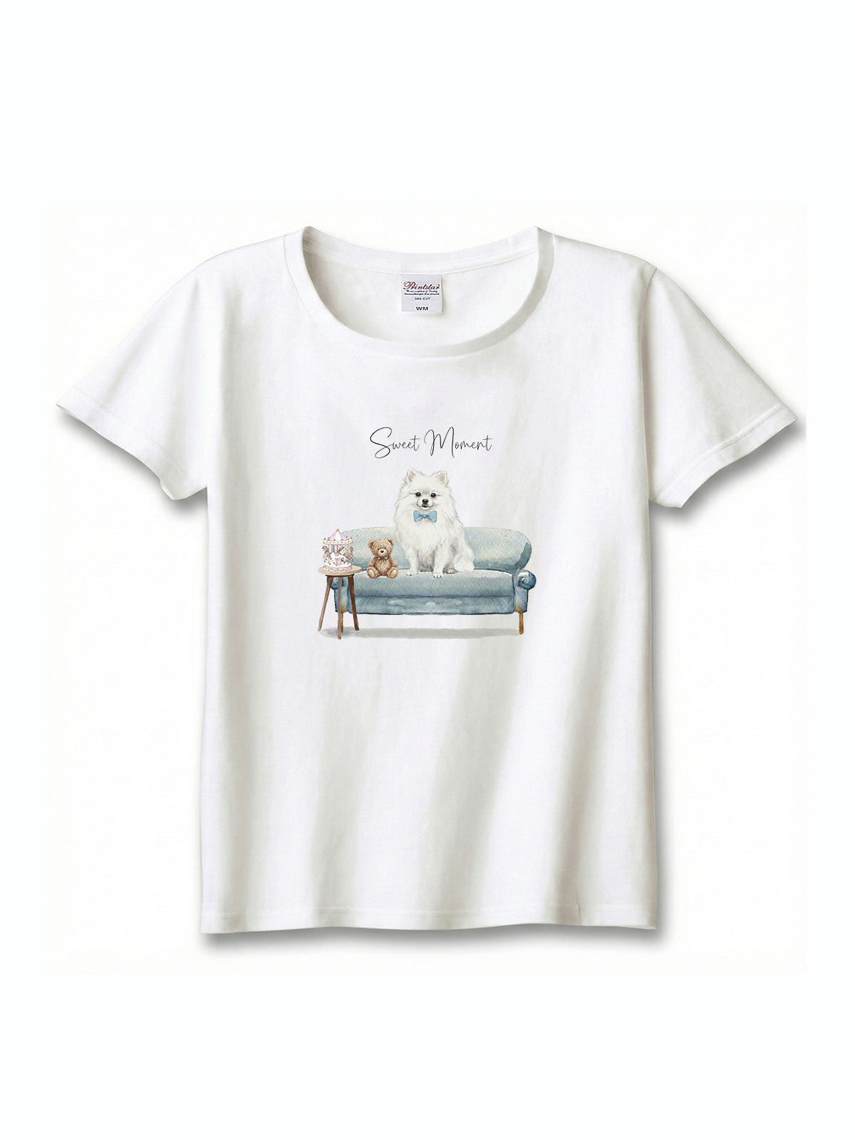 ポメラニアン（ホワイト）がプリントされた「ソファーで遊ぶ犬」Tシャツ