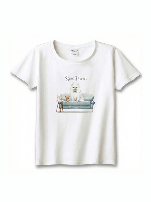 ポメラニアン（ホワイト）がプリントされた「ソファーで遊ぶ犬」Tシャツ