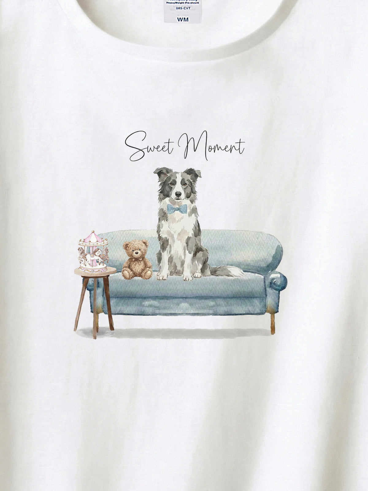ボーダーコリー（ブルー＆ホワイト）がプリントされた「ソファーで遊ぶ犬」Tシャツ（アップ）