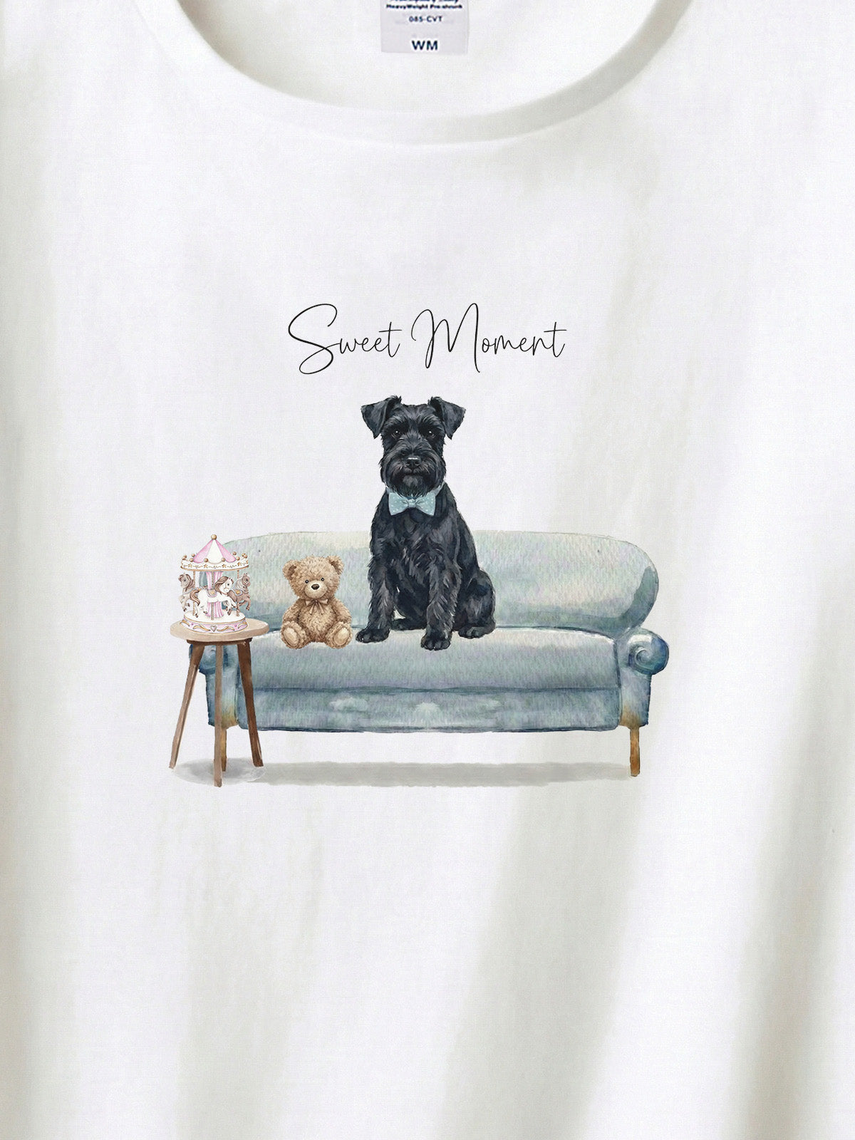 ミニチュアシュナウザー（ブラック）がプリントされた「ソファーで遊ぶ犬」Tシャツ（アップ）