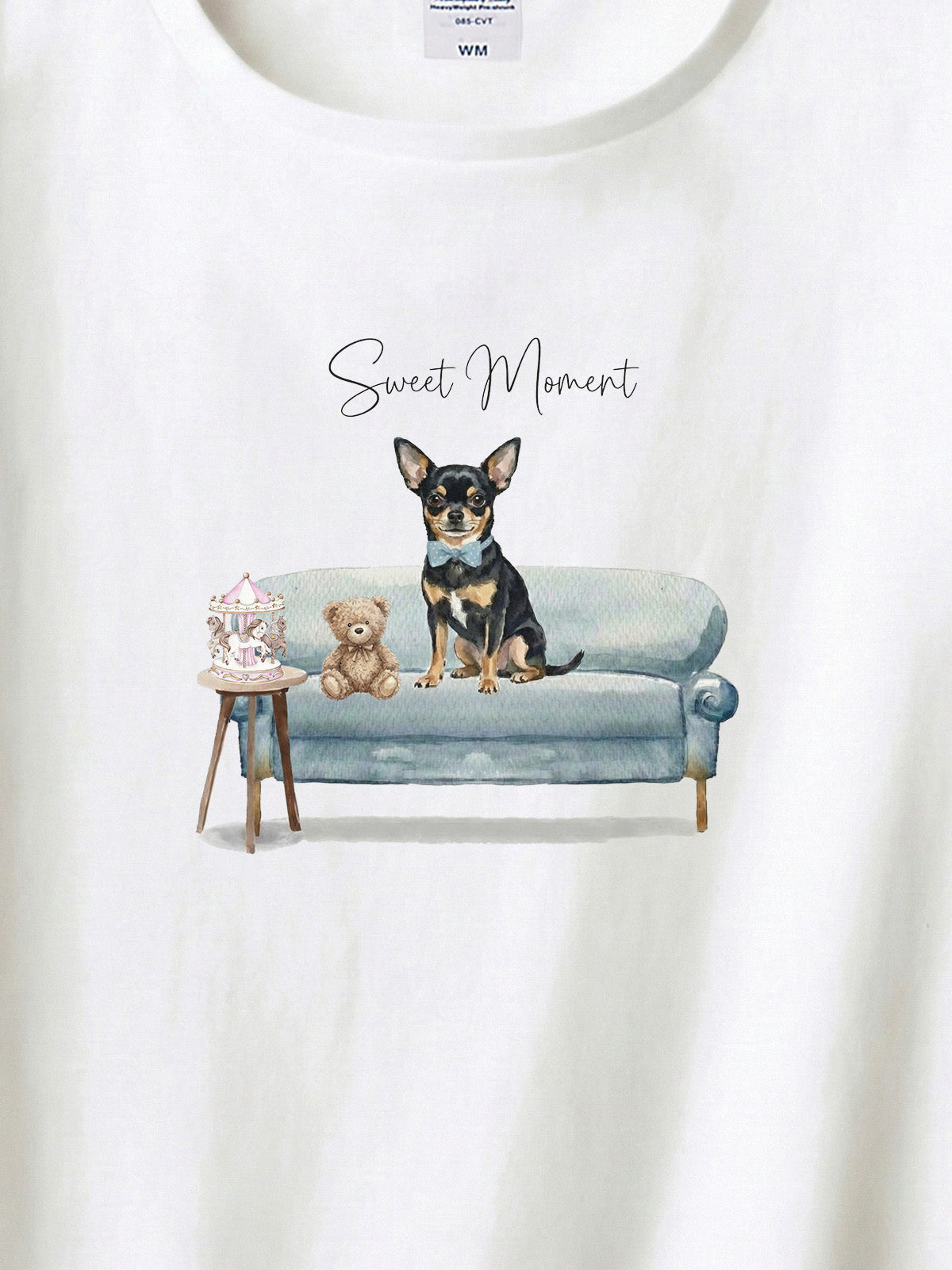 スムースコートチワワ（ブラックタン）がプリントされた「ソファーで遊ぶ犬」Tシャツ（アップ）