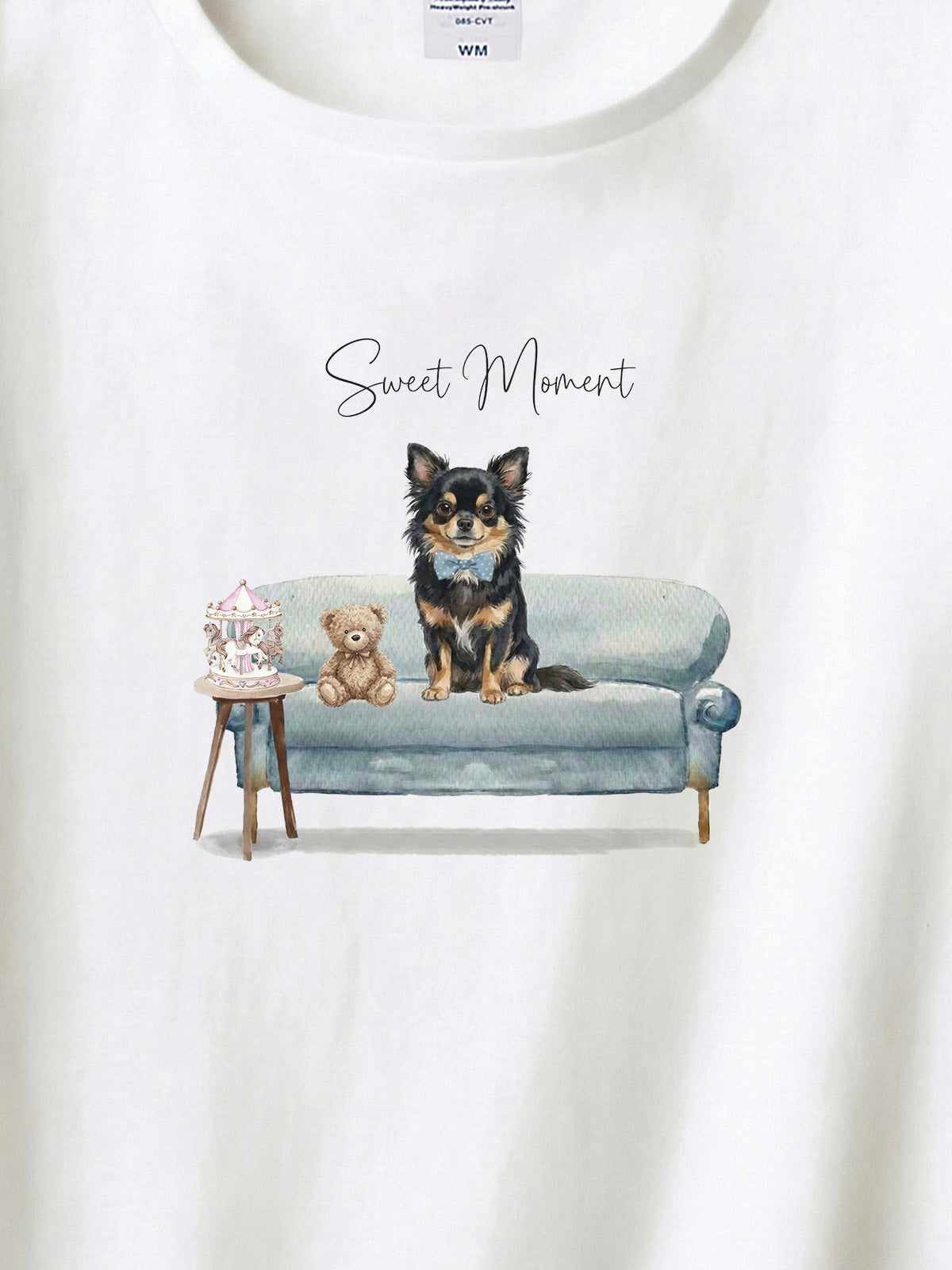 ロングコートチワワ（ブラックタン）がプリントされた「ソファーで遊ぶ犬」Tシャツ（アップ）