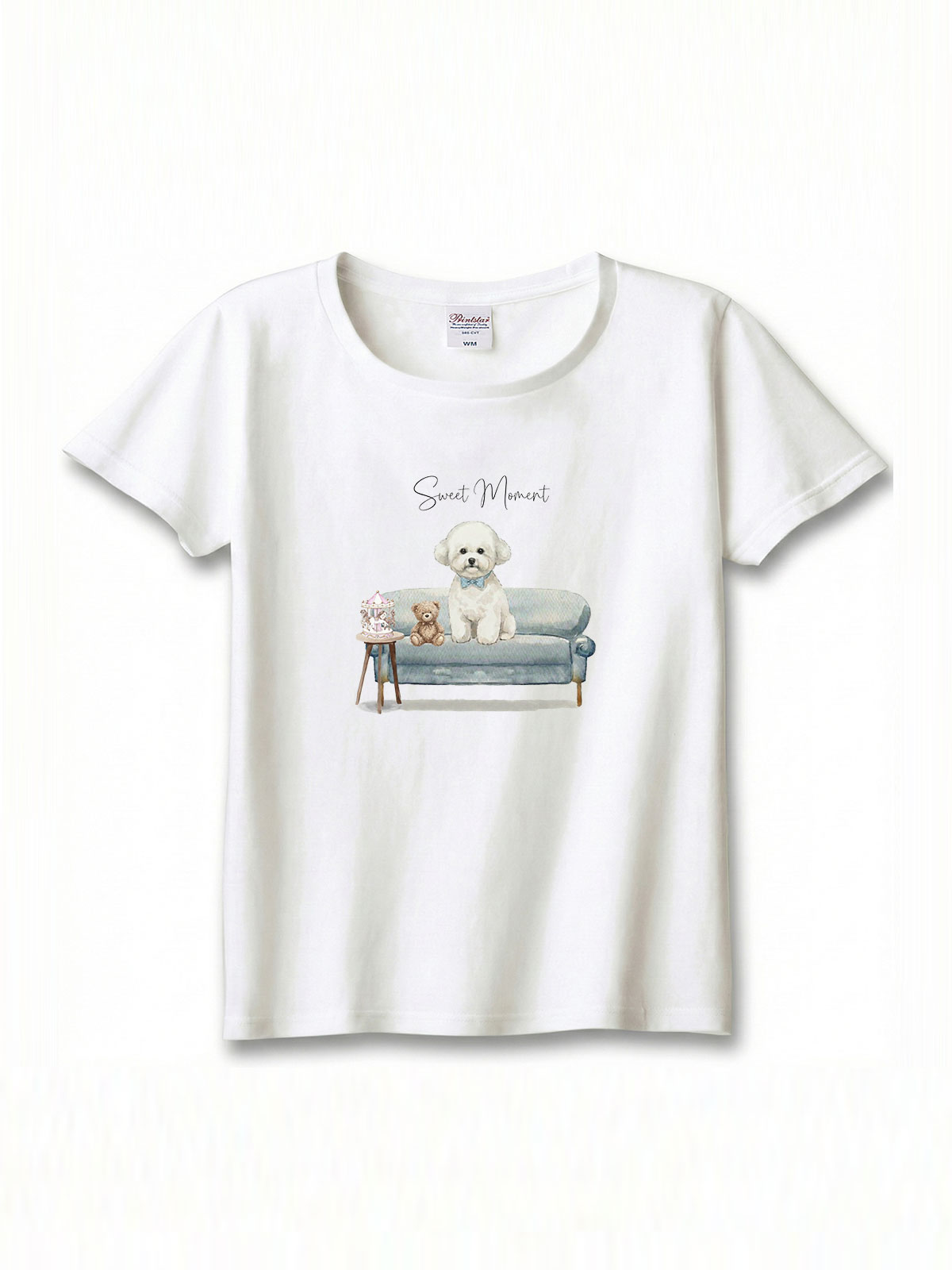 ビションフリーゼ（テディベアカット）がプリントされた「ソファーで遊ぶ犬」Tシャツ