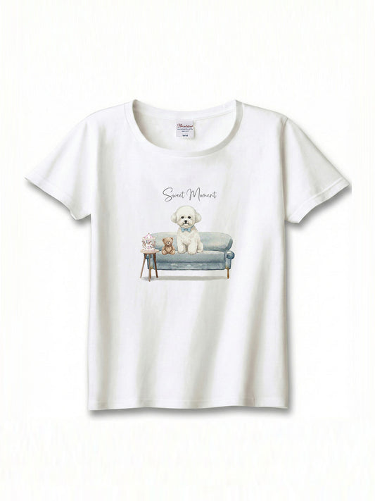 ビションフリーゼ（テディベアカット）がプリントされた「ソファーで遊ぶ犬」Tシャツ