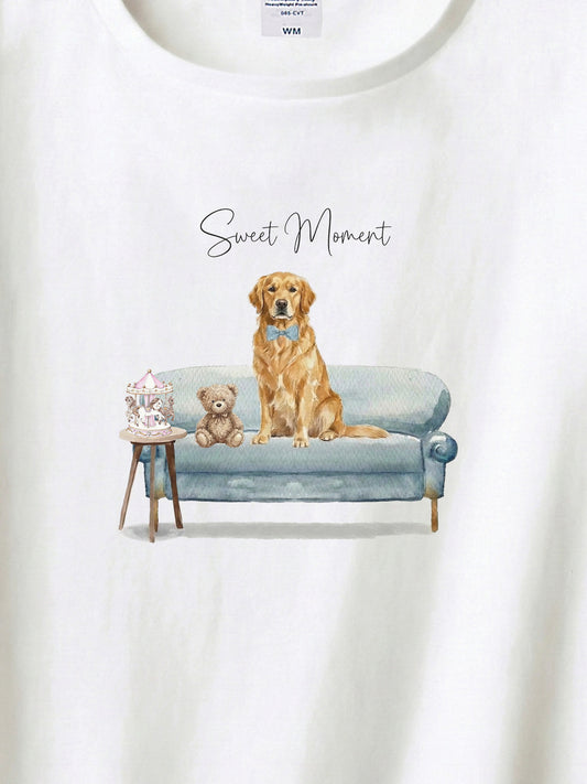ゴールデンレトリバー（ゴールド）がプリントされた「ソファーで遊ぶ犬」Tシャツ（アップ）