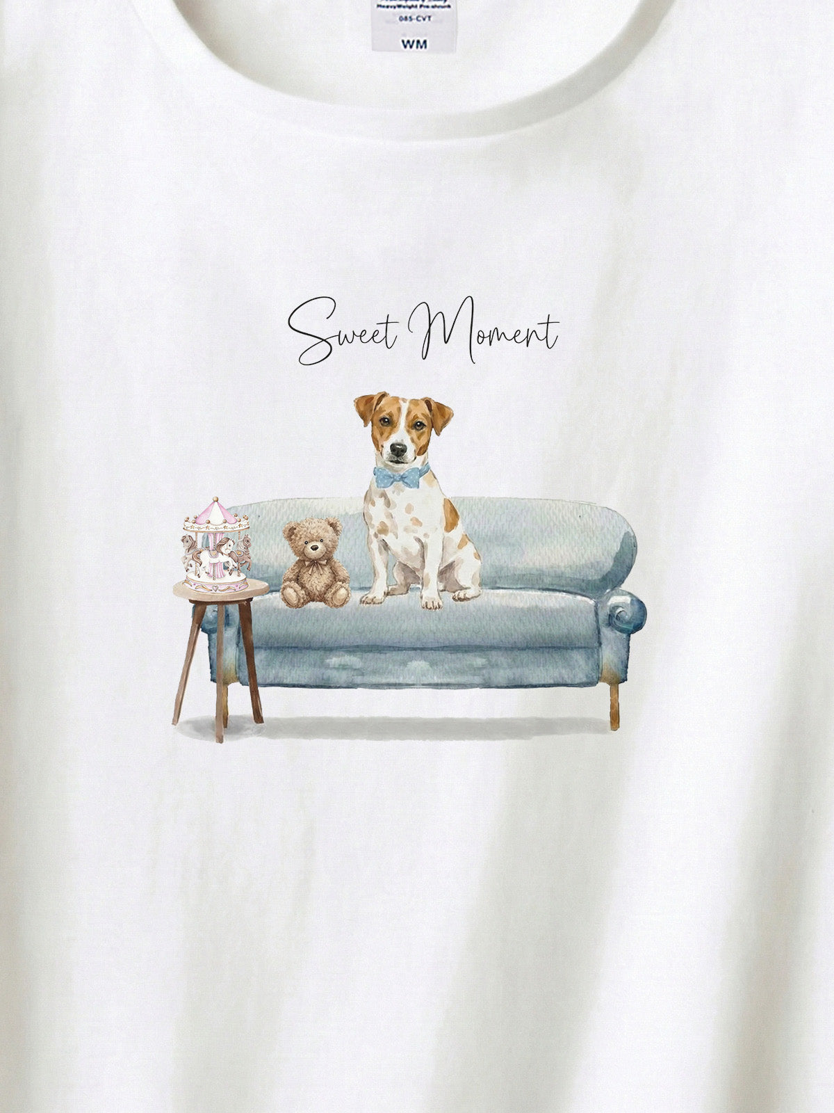 ジャックラッセルテリア（ホワイトタン）がプリントされた「ソファーで遊ぶ犬」Tシャツ（アップ）