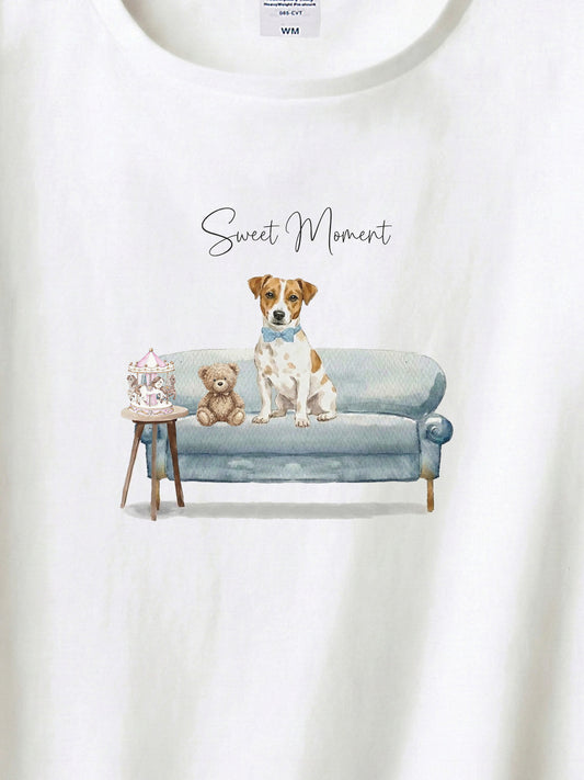 ジャックラッセルテリア（ホワイトタン）がプリントされた「ソファーで遊ぶ犬」Tシャツ（アップ）