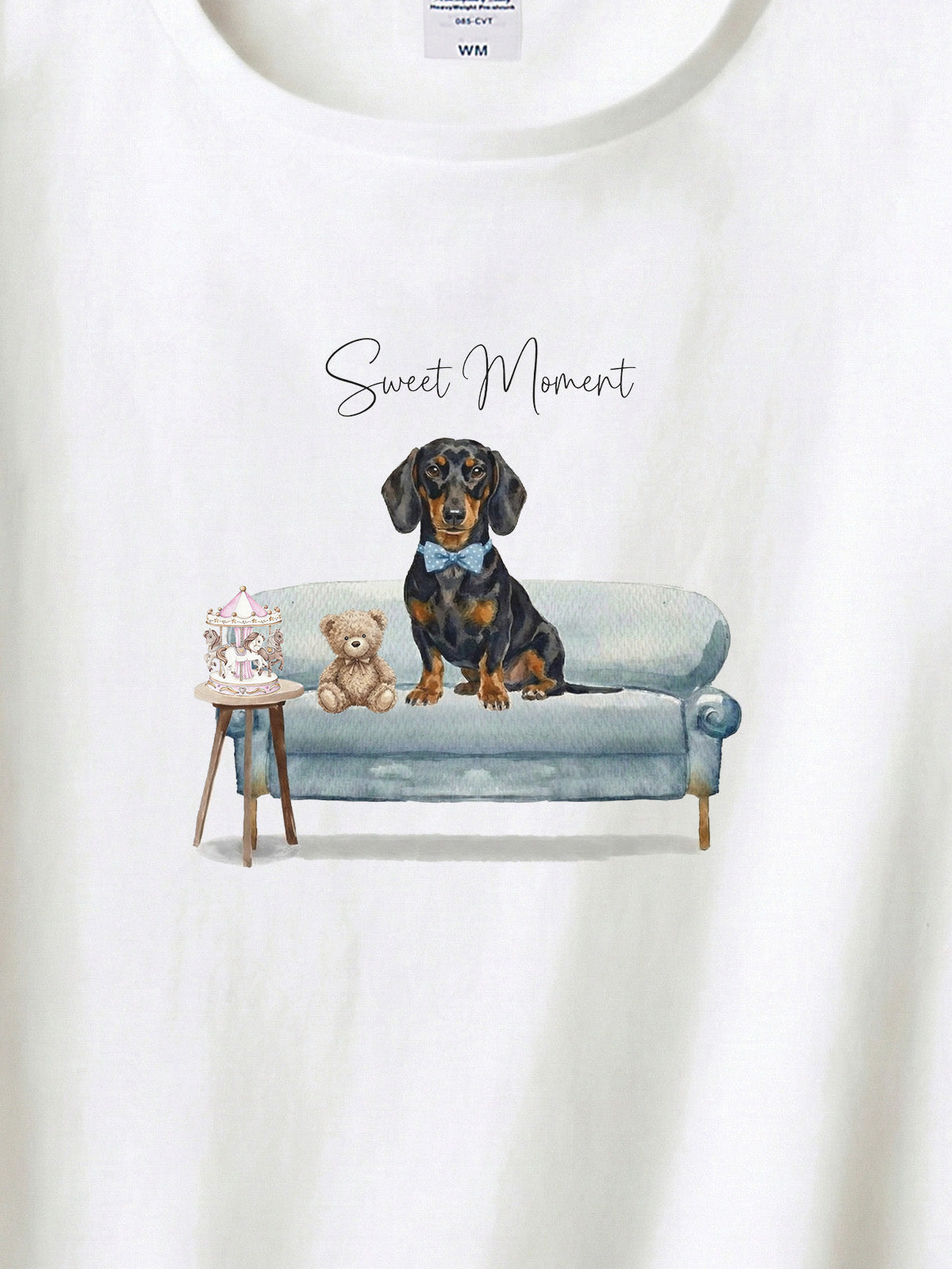 ミニチュアダックスフンド（ブラックタン）がプリントされた「ソファーで遊ぶ犬」Tシャツ（アップ）