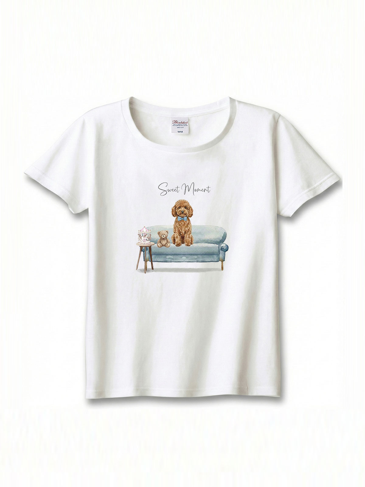 トイプードル（レッドフォーン）がプリントされた「ソファーで遊ぶ犬」Tシャツ