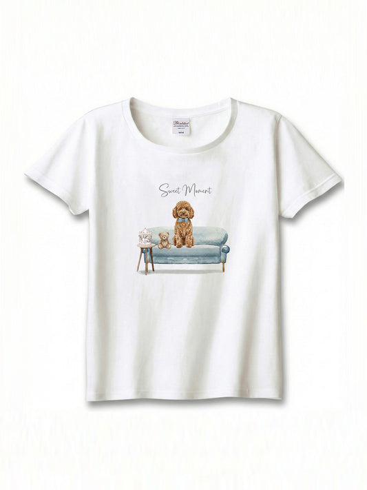 トイプードル（レッドフォーン）がプリントされた「ソファーで遊ぶ犬」Tシャツ