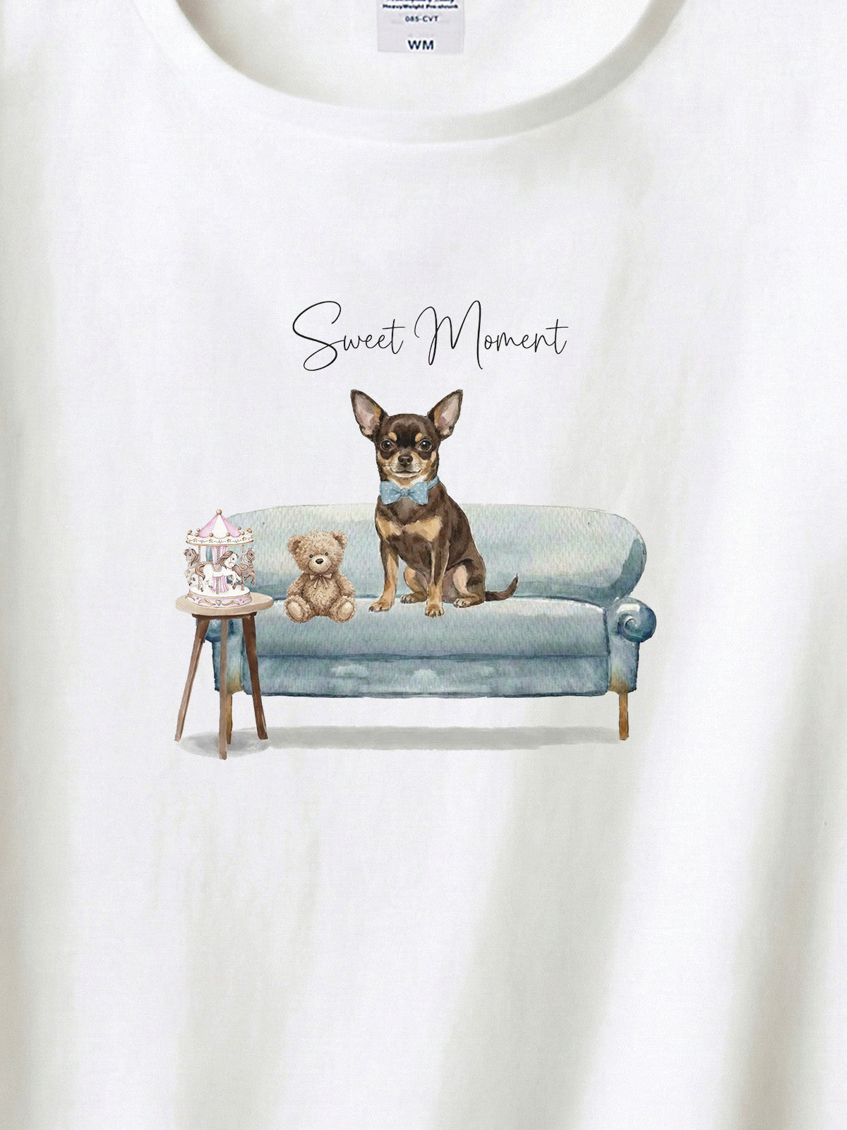 スムースコートチワワ（チョコタン）がプリントされた「ソファーで遊ぶ犬」Tシャツ（アップ）