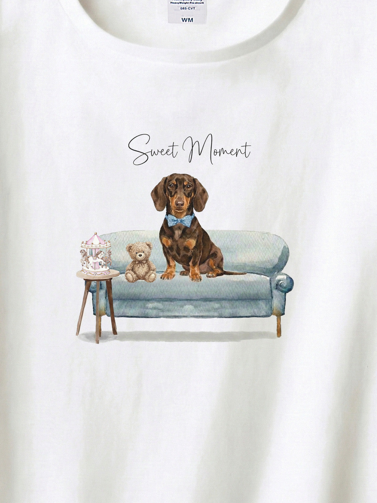 ミニチュアダックスフンド（チョコタン）がプリントされた「ソファーで遊ぶ犬」Tシャツ（アップ）