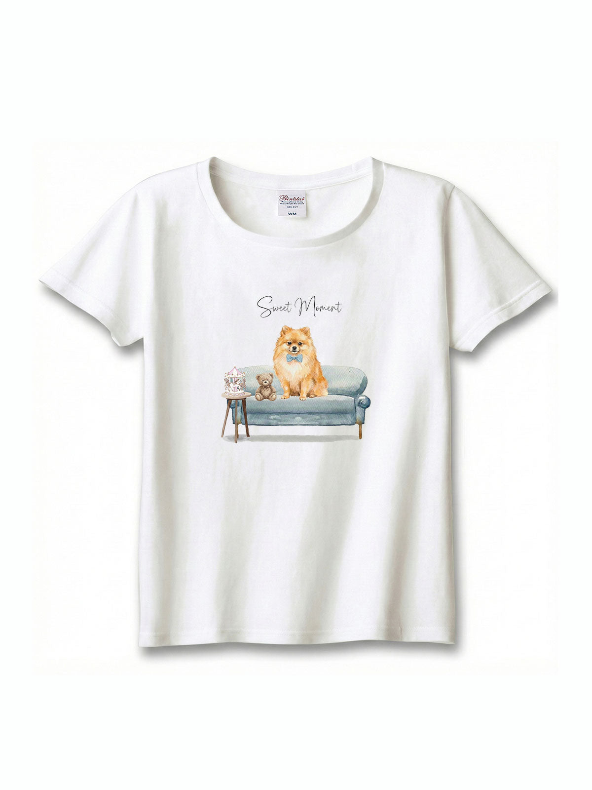 ポメラニアン（オレンジ）がプリントされた「ソファーで遊ぶ犬」Tシャツ