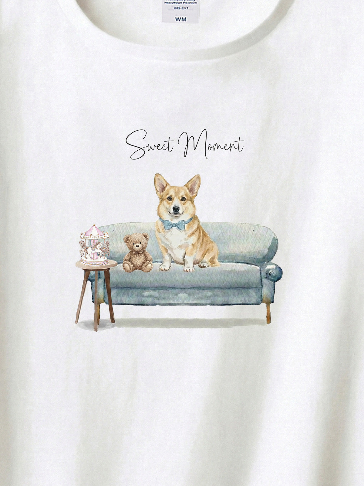 コーギー（フォーン）がプリントされた「ソファーで遊ぶ犬」Tシャツ（アップ）