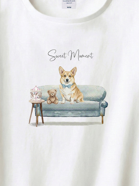 コーギー（フォーン）がプリントされた「ソファーで遊ぶ犬」Tシャツ（アップ）