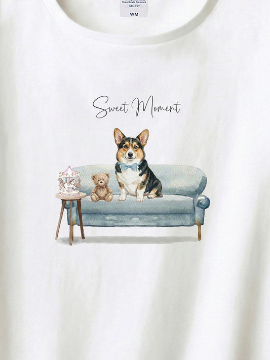 コーギー（トライ）がプリントされた「ソファーで遊ぶ犬」Tシャツ（アップ）