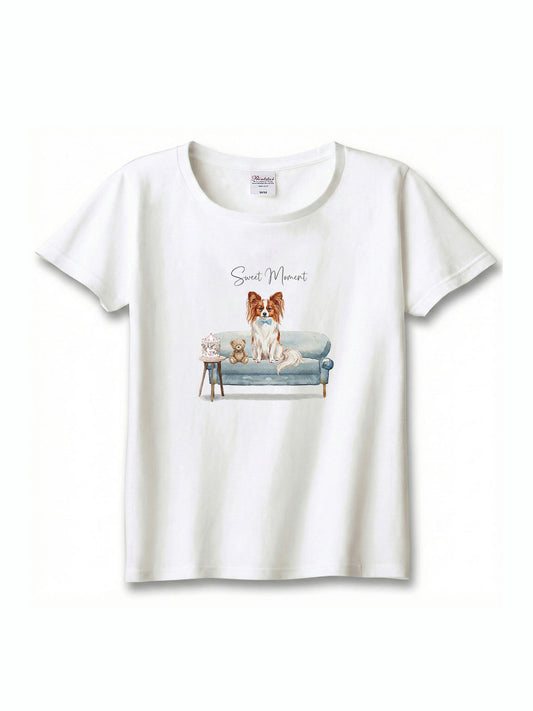 パピヨン（ホワイト＆レッド）がプリントされた「ソファーで遊ぶ犬」Tシャツ