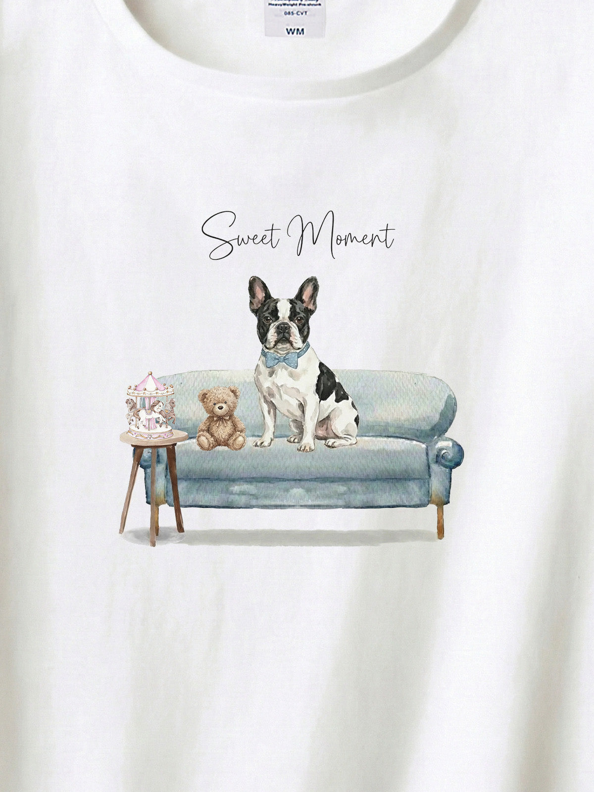 フレンチブルドッグ（パイド）がプリントされた「ソファーで遊ぶ犬」Tシャツ（アップ）