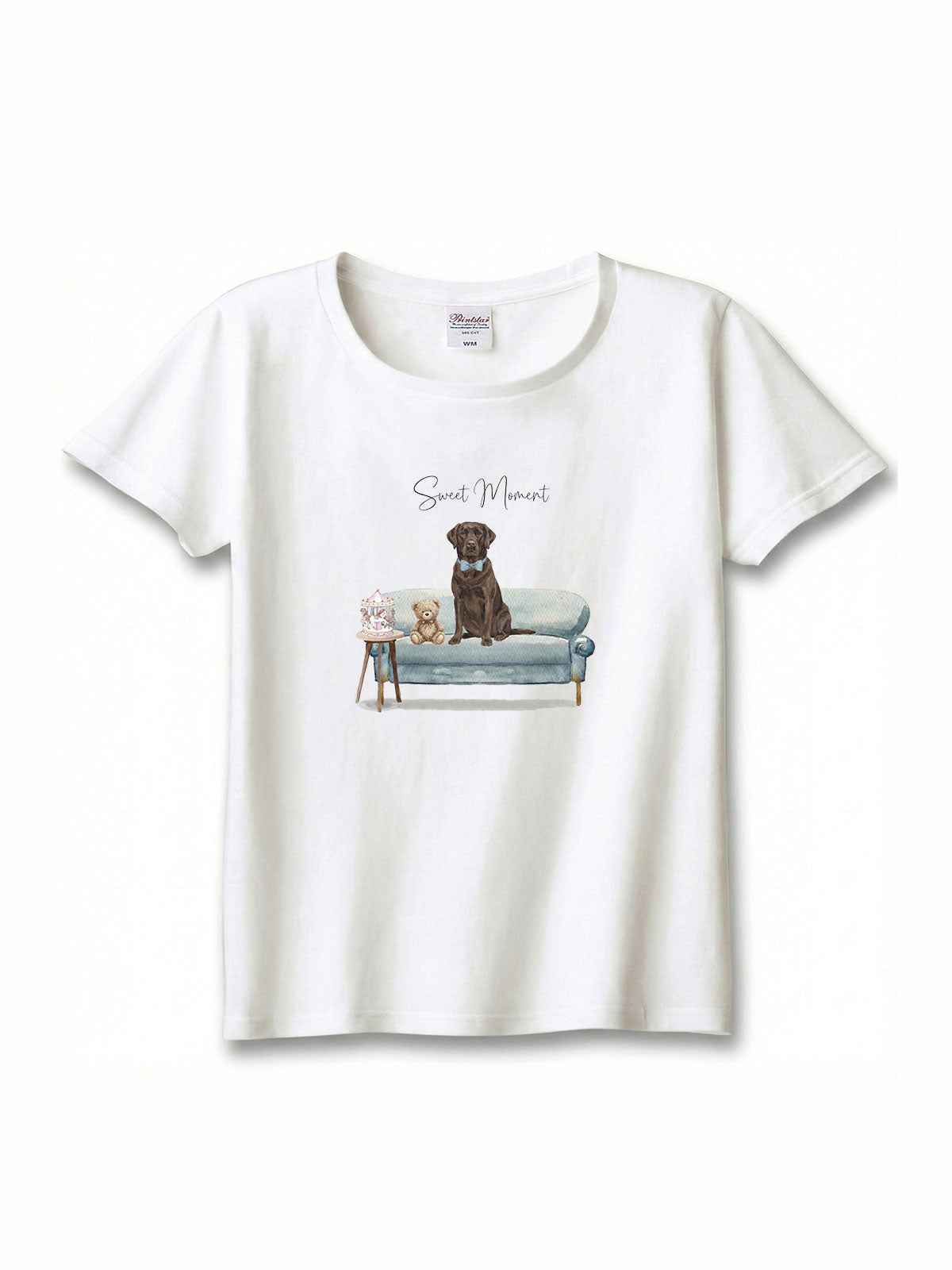 ラブラドールレトリバー（チョコレート）がプリントされた「ソファーで遊ぶ犬」Tシャツ