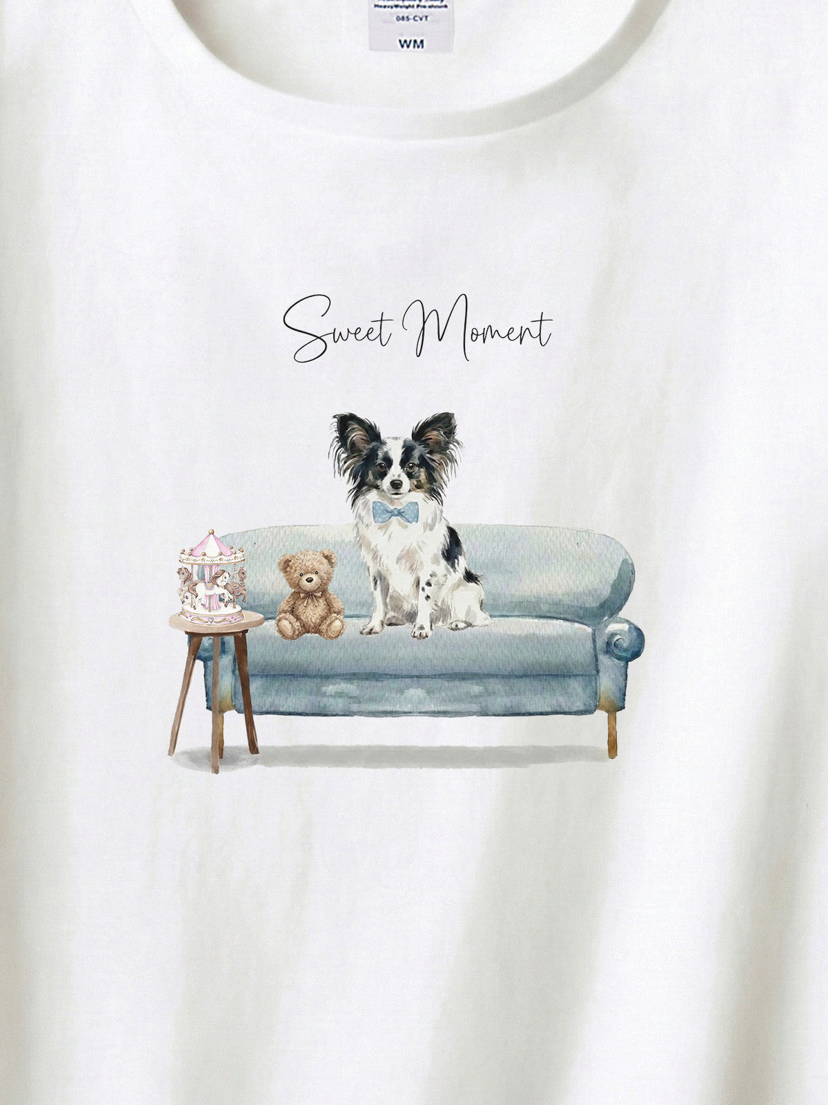 パピヨン（ホワイト＆ブラック）がプリントされた「ソファーで遊ぶ犬」Tシャツ（アップ）